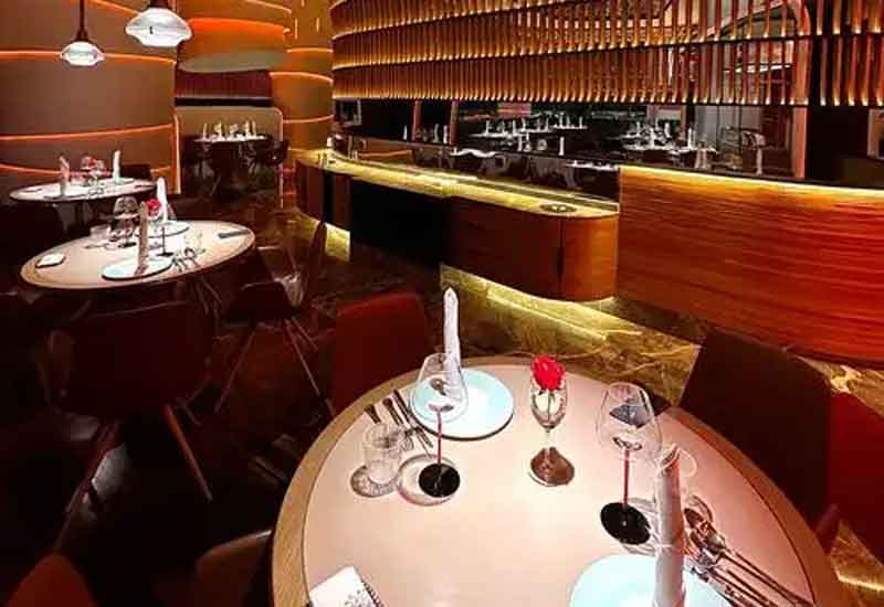 鄭州高端西餐廳裝修:奢華氛圍與優(yōu)雅格調(diào)營(yíng)造